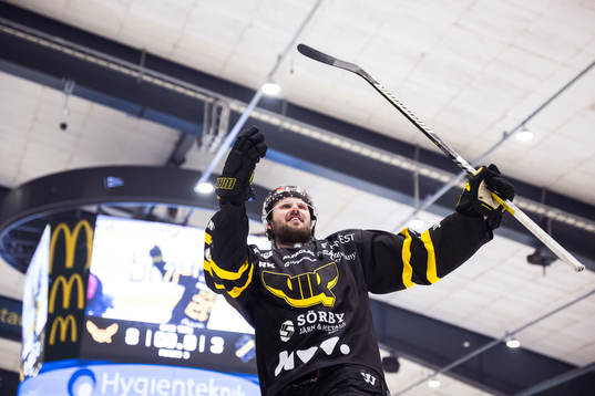 Västerås IKs Erik Flood jublar
