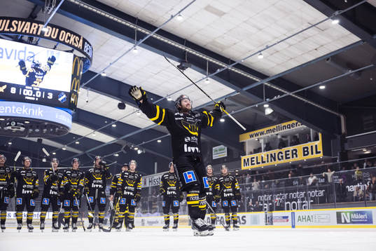 Västerås IKs Erik Flood och lagkamrater jublar