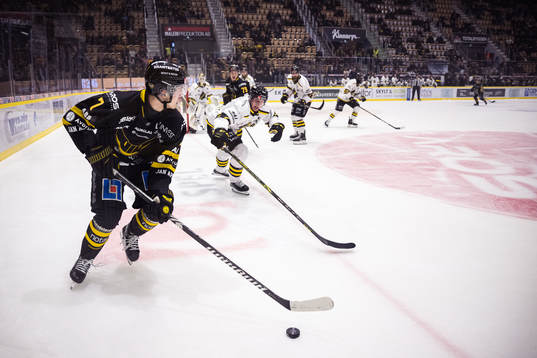 Västerås IKs Hannes Hellberg och AIKs Richard Gynge