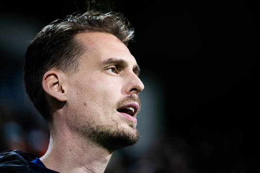 head coach Daniel Bäckström of Sweden
