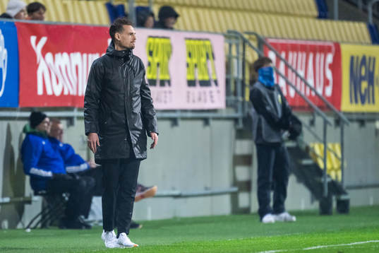 Head coach Daniel Bäckström of Sweden