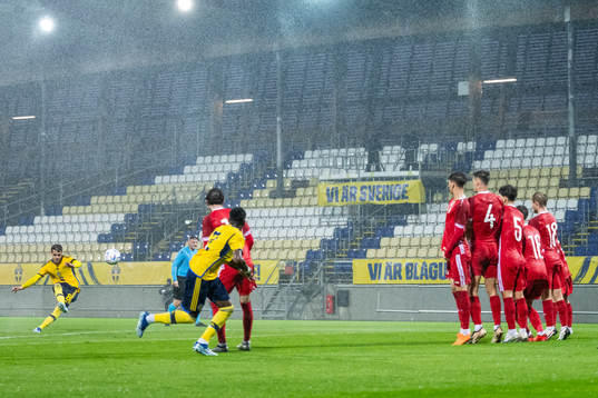 Yasin Ayari of Sweden with a free kick