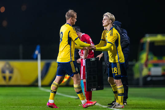 Oscar Wilhelmsson is substituted off for Lucas Bergvall of