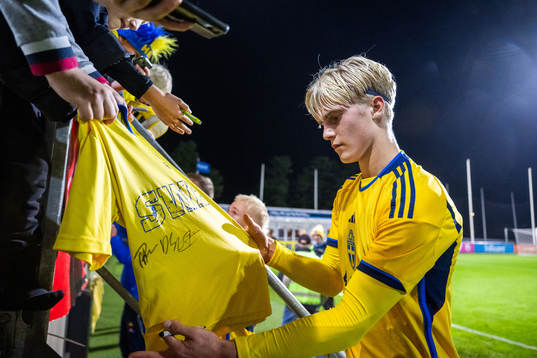 Lucas Bergvall of Sweden writes autographs