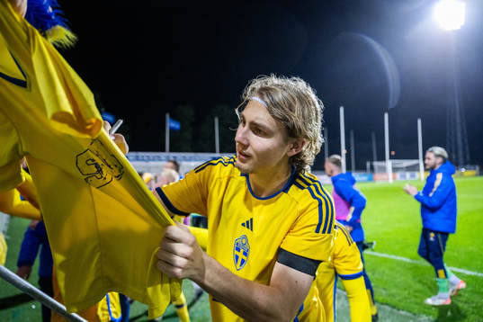 Sebastian Nanasi of Sweden writes autographs