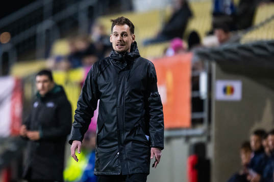 Head coach Daniel Bäckström of Sweden