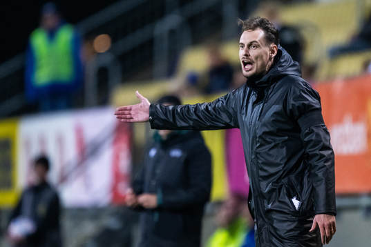 Head coach Daniel Bäckström of Sweden