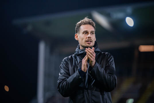 Head coach Daniel Bäckström of Sweden