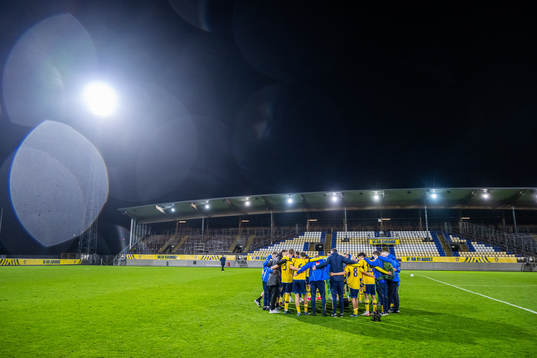 Players and staff of Sweden gather