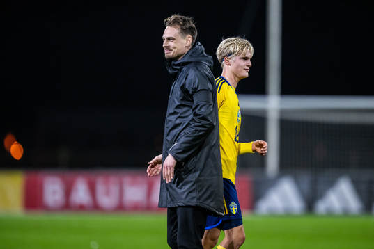 Lucas Bergvall and head coach Daniel Bäckström of Sweden