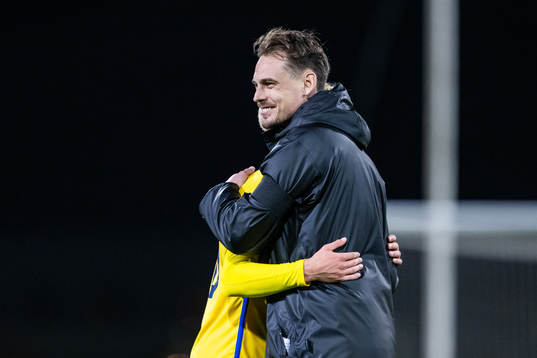 Lucas Bergvall and head coach Daniel Bäckström of Sweden