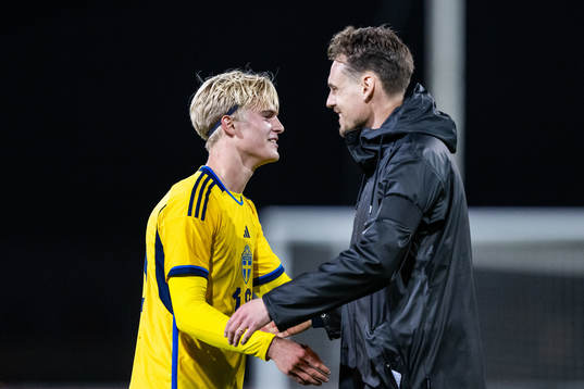 Lucas Bergvall and head coach Daniel Bäckström of Sweden
