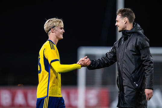 Lucas Bergvall and head coach Daniel Bäckström of Sweden