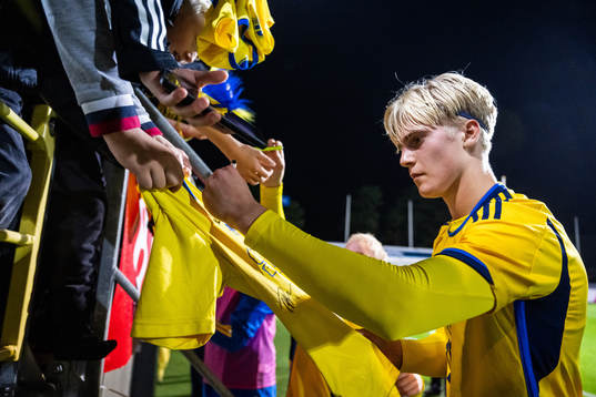 Lucas Bergvall of Sweden writes autographs