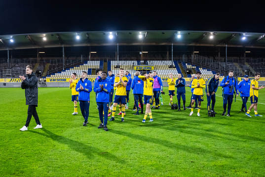 Head coach Daniel Bäckström and players of Sweden