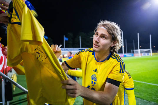Sebastian Nanasi of Sweden writes autographs