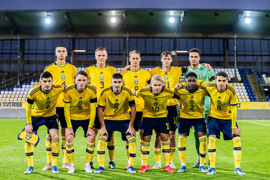 The starting eleven of Sweden pose for a picture
