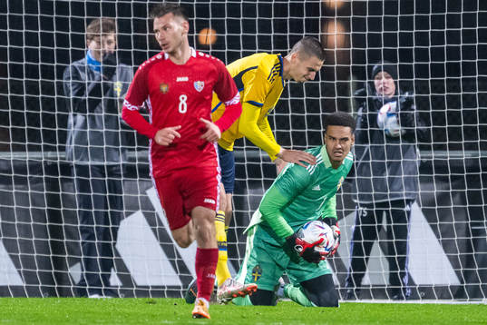 Noah Eile celebrates with goalkeeper Oliver Dovin of Sweden