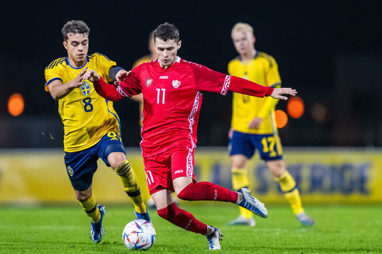 Yasin Ayari of Sweden and Daniel Danu of Moldova