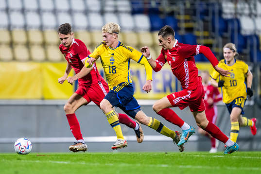Lucas Bergvall of Sweden competes for the ball with Iurie