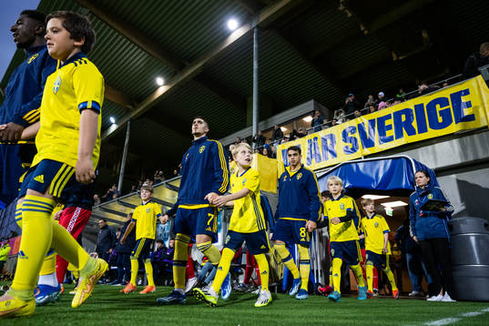 Mayckel Lahdo and Yasin Ayari of Sweden enter the pitch