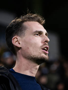 head coach Daniel Bäckström of Sweden