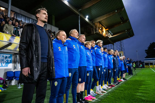 head coach Daniel Bäckström of Sweden