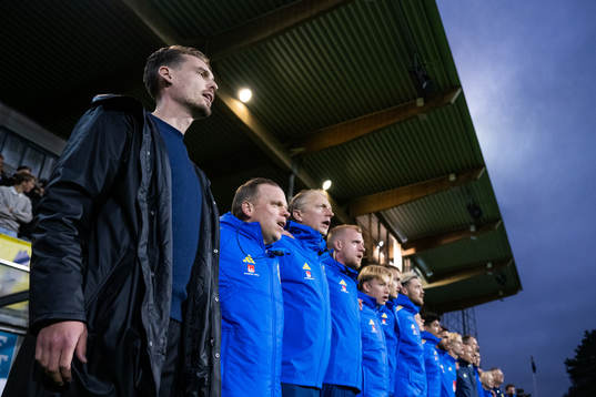 head coach Daniel Bäckström of Sweden