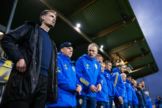 head coach Daniel Bäckström of Sweden