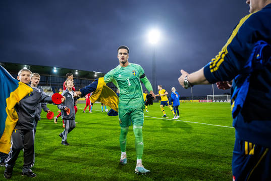 goalkeeper Oliver Dovin of Sweden