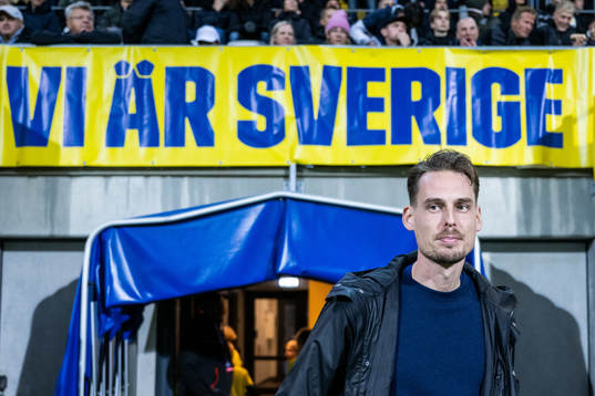 head coach Daniel Bäckström of Sweden