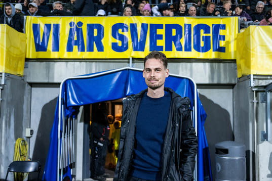 head coach Daniel Bäckström of Sweden