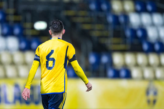 Armin Gigovic of Sweden with a black armband to honor the