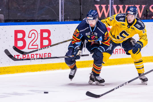 Djurgårdens Daniel Brodin och Södertäljes Albin Carlson