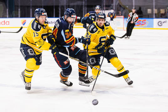Södertäljes Albin Carlson och Jacob Dahlström försvarar