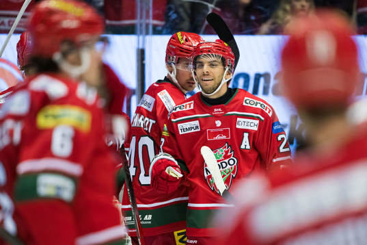 MoDos Josh Dickinson jublar med lagkamraterna