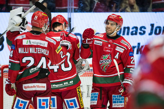 MoDos Josh Dickinson jublar med lagkamraterna