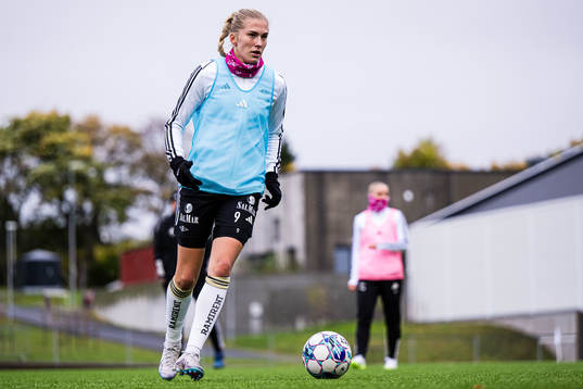 Emilie Nautnes of Rosenborg warms up