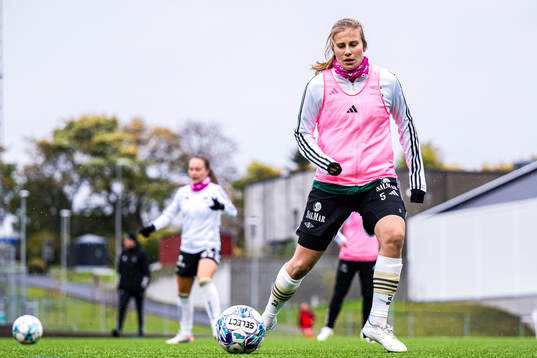 Cesilie Andreassen of Rosenborg warms up