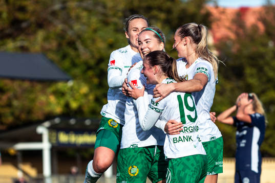Hammarbys Eva Nyström jublar med lagkamraterna