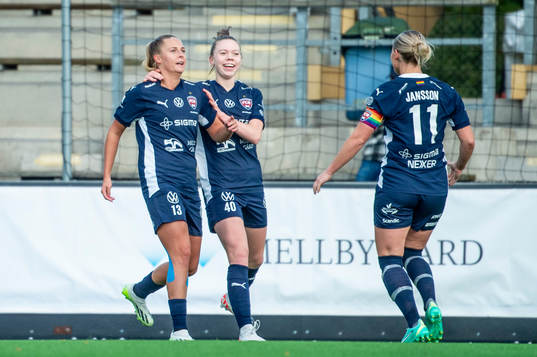 FC Rosengårds Olivia Holdt jublar med lagkamraterna