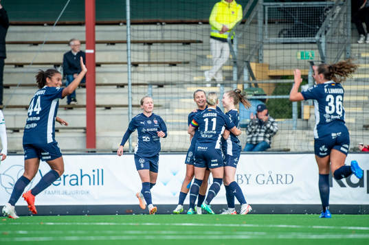 FC Rosengårds Olivia Holdt jublar med lagkamraterna