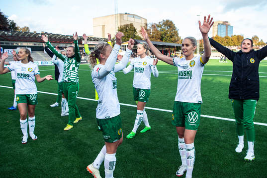 Hammarbys Alice Carlsson jublar med lagkamrater