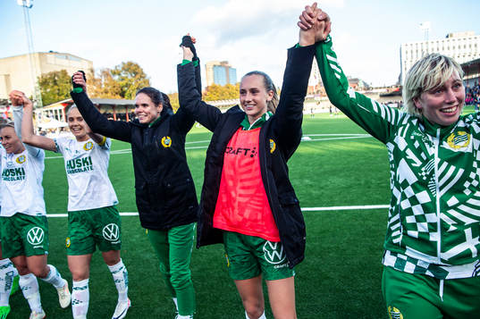 Hammarbys Ellen Wangerheim jublar med lagkamrater