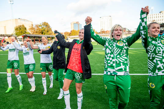 Hammarbys Ellen Wangerheim jublar med lagkamraterna
