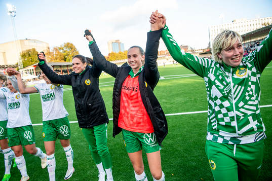 Hammarbys Ellen Wangerheim jublar med lagkamraterna