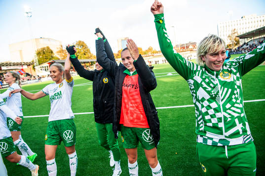 Hammarbys Ellen Wangerheim jublar med lagkamraterna
