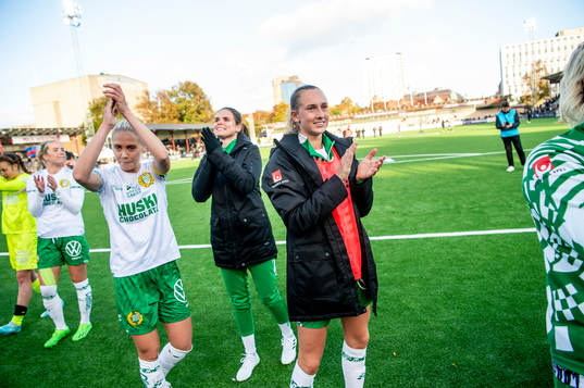 Hammarbys Ellen Wangerheim jublar med lagkamraterna