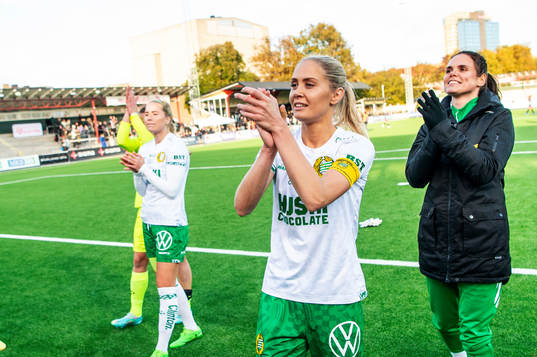 Hammarbys Alice Carlsson jublar med lagkamraterna