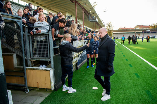 FC Rosengårds tränare Joel Kjetselberg lämnar planen